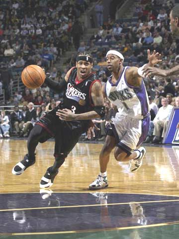 哈登率快船在常规赛中单挑魔术，连续4场得分超28分，但球队仍落后较大。（哈登率快船常规赛对阵魔术，连4场28+仍难阻球队大比分落后）