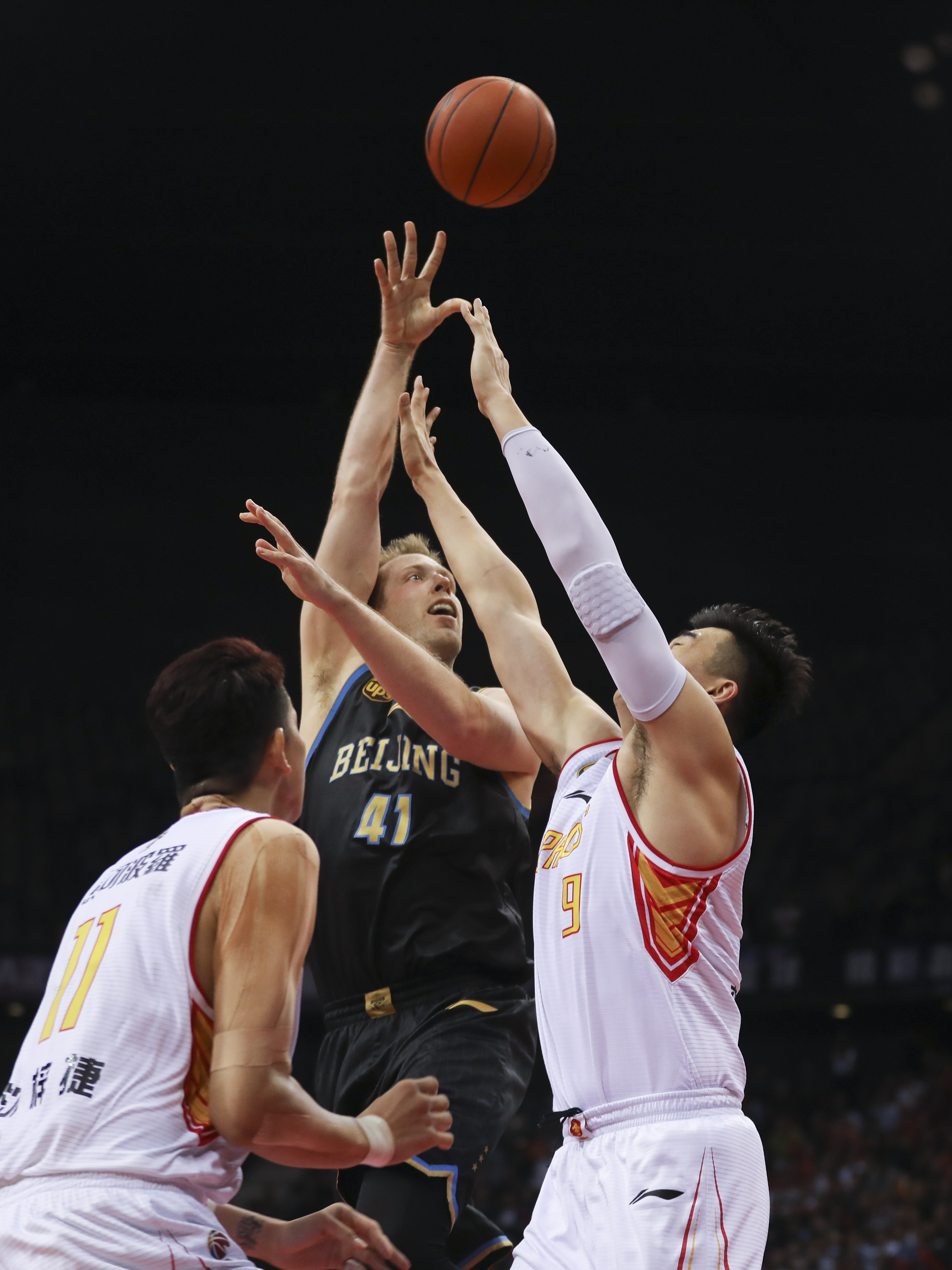 阿姆拉巴特伤愈复出，皇家贝蒂斯全力备战巴萨强敌（阿姆拉巴特痊愈回归，贝蒂斯枕戈待发迎战劲旅巴萨）