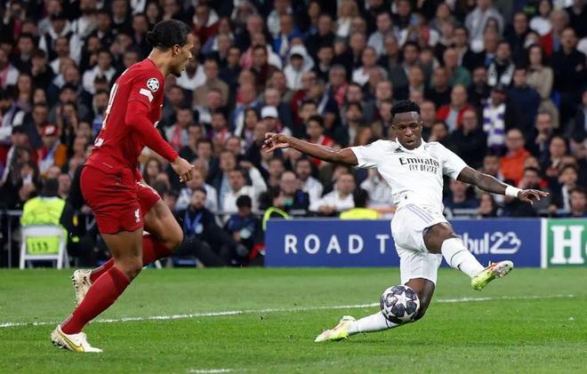 贝蒂斯进球后安东尼在包厢内庆祝，遭塞维球迷辱骂、扔杂物（贝蒂斯破门后，安东尼包厢内庆祝遭塞维球迷辱骂并遭杂物投掷）