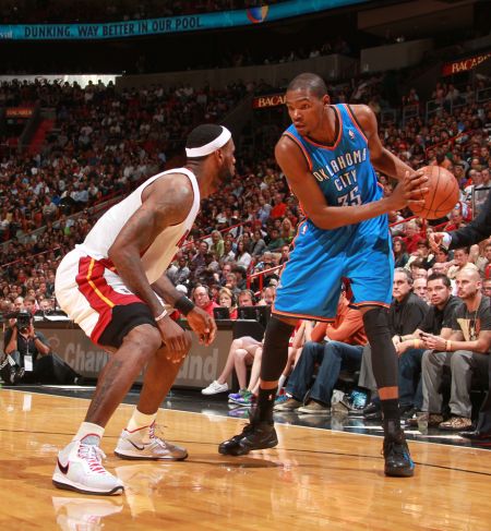 英超前瞻：切尔西寻求走出不胜怪圈，埃弗顿抢分势头强劲（英超前瞻：切尔西力争破荒，埃弗顿延续抢分强势）