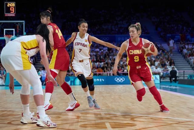 博努奇：小基耶萨可能踢附加赛；球员明白穿意大利球衣的责任（博努奇称小基耶萨有望出战附加赛，蓝衣军团球员深知责任）