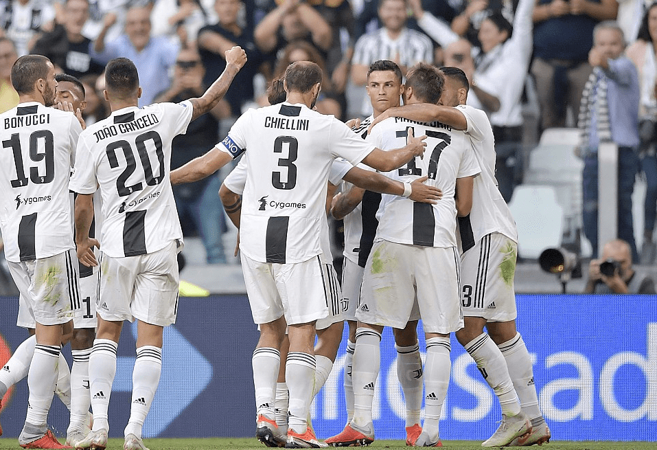 两张合影，一张和老乡一张和金靴。赛前法比奥说这场...（赛前法比奥的两张合影：一张与老乡，一张与金靴）