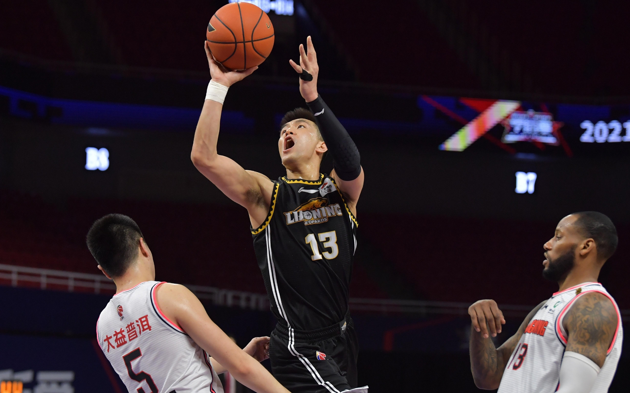 快船惜败森林狼，哈登独砍34分撑场，伦纳德下半场失常，其余球员表现低迷（快船憾负森林狼：哈登轰34分苦撑，伦纳德下半场失准，队友整体低迷）