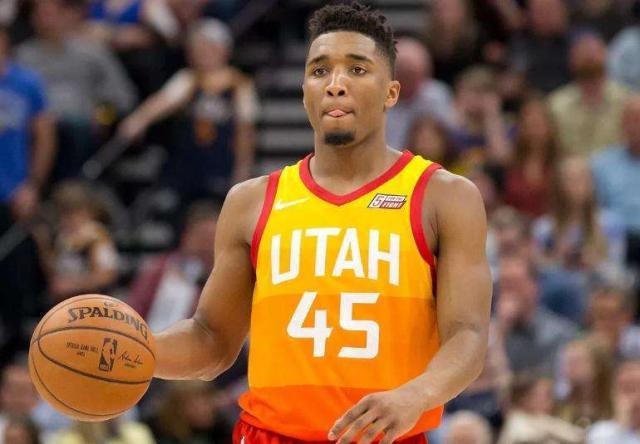 多特蒙德球迷挂横幅，反对海外比赛并攻击西甲高层（多特蒙德球迷举横幅抵制海外办赛并抨击西甲高层）