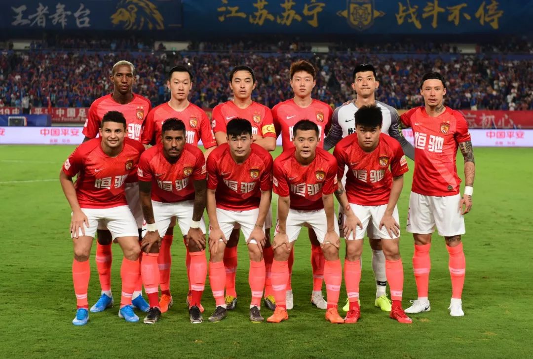 杨瀚森本周飞行距离高达13791公里，在飞机上度过了近27小时（杨瀚森一周飞行里程达13791公里，空中耗时近27小时）